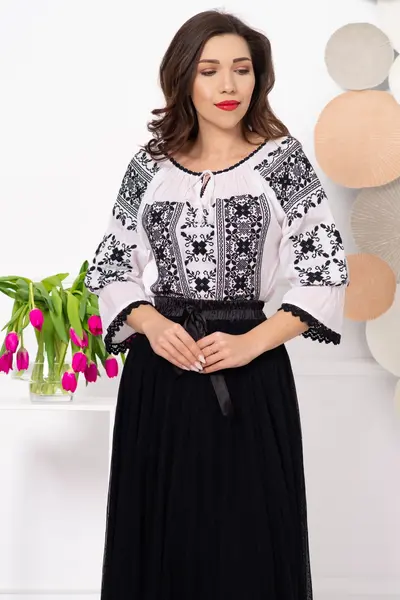 Ie traditionala din bumbac Vera cu broderie florala neagra si maneca trei sferturi