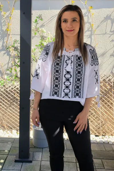 Ie Traditionala Melania 8