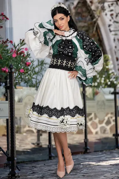 Ie traditionala stilizata Poveste de Smarald