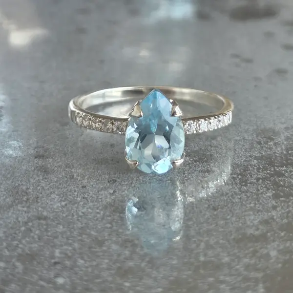 Inel topaz albastru din argint Pear 10 mm