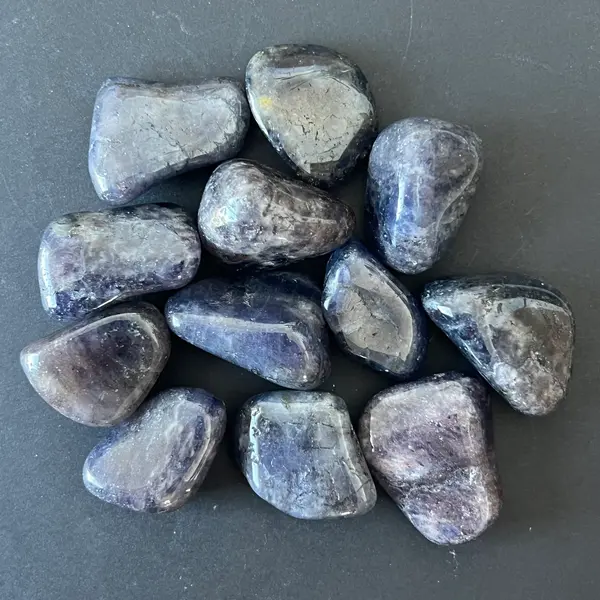 Iolit (safir de apa) piatra rulata model 2