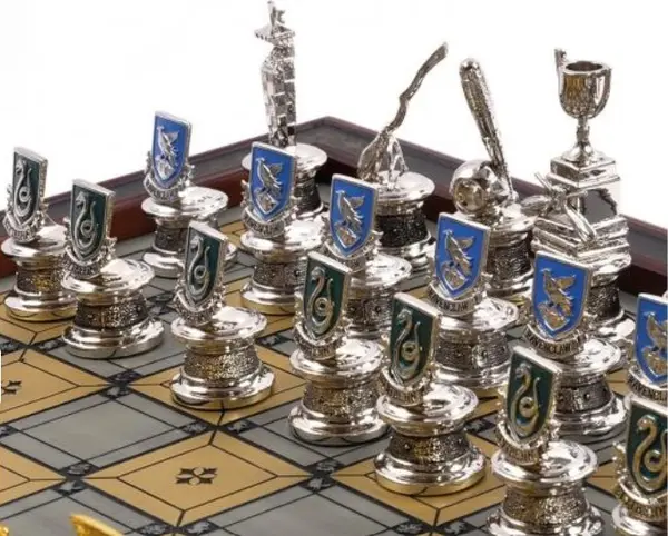 Joc de sah - The Hogwarts Houses Quidditch Chess Set | The Noble Collection