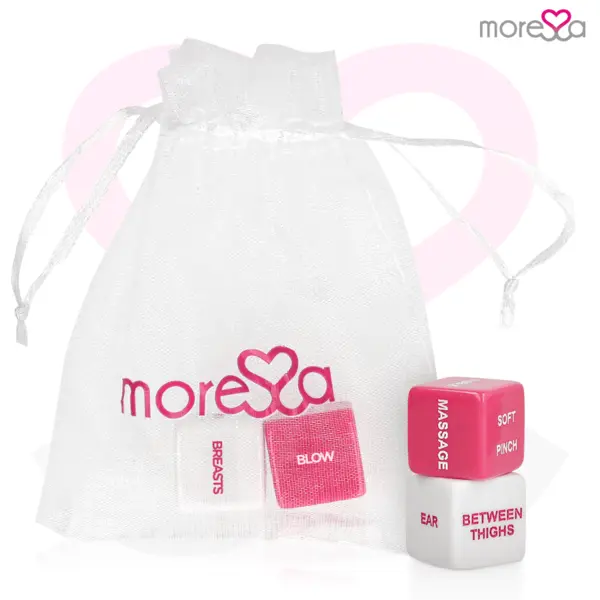 Joc erotic Moressa – Erotic Dice Game, set cu 2 zaruri (acțiune & locație) și săculeț satinat, limba engleză