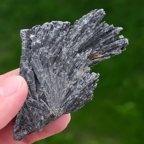 Kianit negru (Cianit) piatra bruta m1