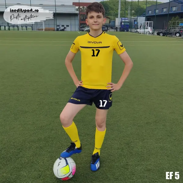 KIT One Personalizabil copii si adulti EF5 3XS, Tricou galben și șort bleumarin