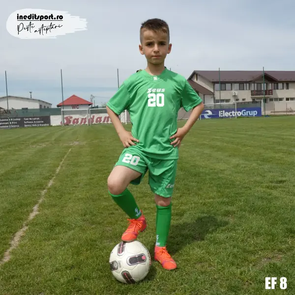 KIT ZEUS PROMO personalizabil copii si adulti EF8 XS, Tricou și șort verde