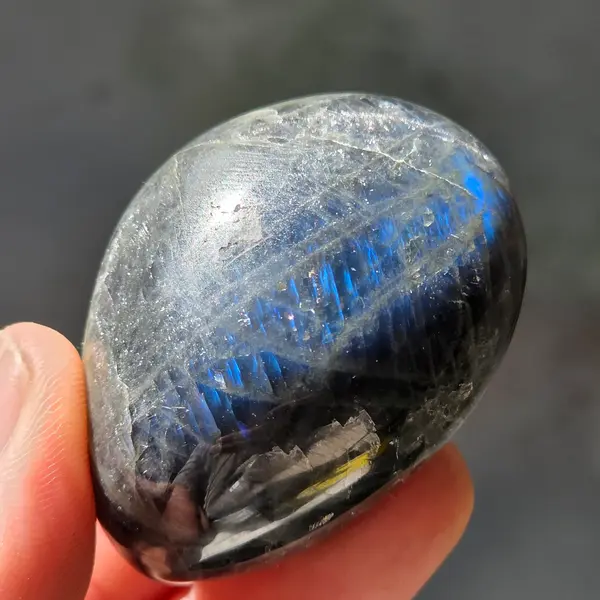 Labradorit palm stone din Madagascar model 14