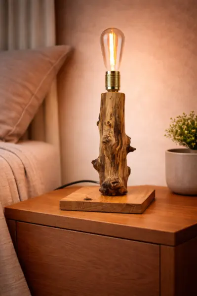 Lampa de birou din stejar masiv , ramura verticala naturala cu baza bec Edison, handmade