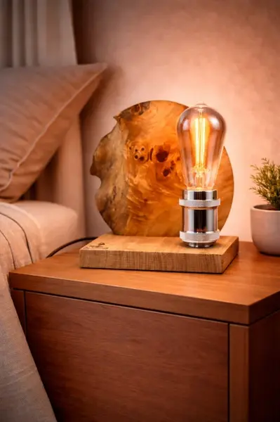 Lampa de masa din plop masiv cu baza stejar , felie cu fibra roscata bec Edison, handmade