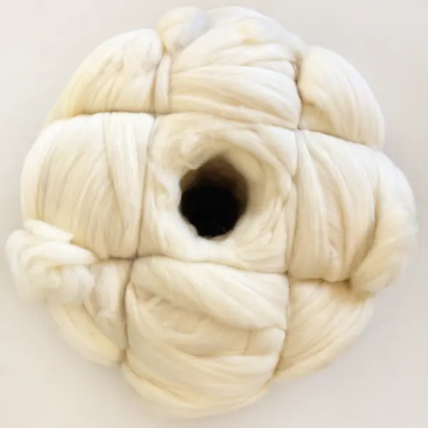 Lana Cardata Merinos Alb Premium 1kg, 20-22 Microni, Fibra 6-8 Cm, Naturala, Spalata, Uscata la Soare, Ideala pentru Felting, Filare, Umplutura,