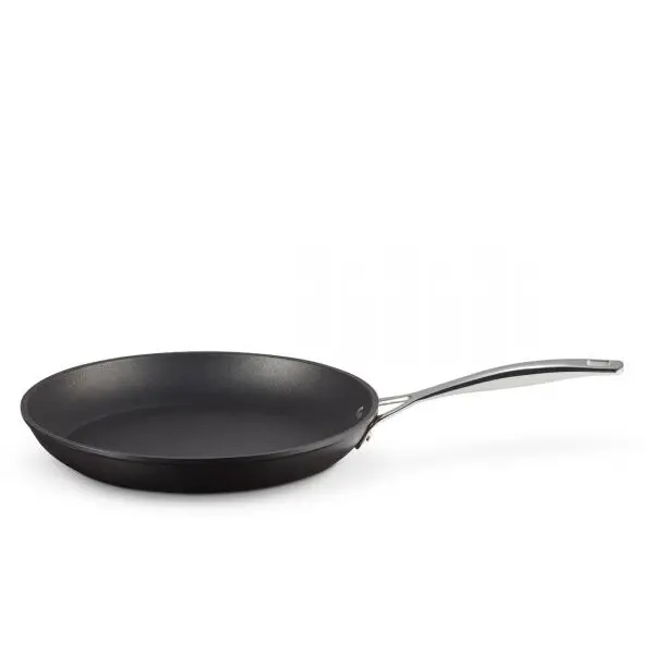 Le Creuset Tigaie Le Creuset Shallow, D28cm, V2L, H7.60cm, Aluminiu eloxat, Invelis antiaderent Toughened 4X, Pentru orice suprafata, Maner fix nituit, DW Safe