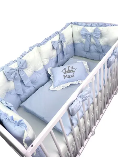 Lenjeria de pat Personalizata cu 4 perne aparatori matlasate, cearceaf cu volanas, pilota si pernuta 140x70 cm albastru pal