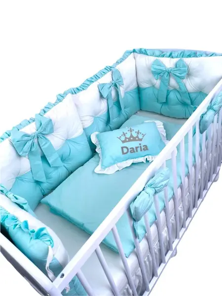 Lenjeria de pat Personalizata cu 4 perne aparatori matlasate, cearceaf cu volanas, pilota si pernuta 140x70 cm verde menta