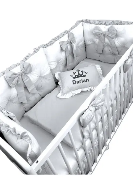 Lenjeria de pat Personalizata cu 4 perne aparatori matlasate, cearceaf cu volanas, pilota si pernuta 120x60 cm gri