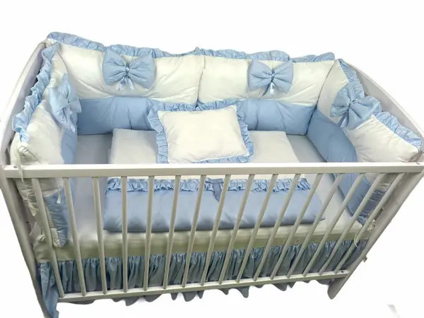 Lenjerie cu 6 aparatori pufoase si fundite Bicolore Albastru Pal 120x60 cm