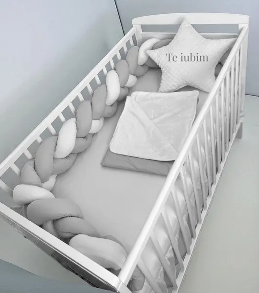 Lenjerie cu aparatoare impletita in 3, din bumbac, lungime 240 cm, cu cearsaf, paturica si perna steluta Te iubim GriAlb Pal