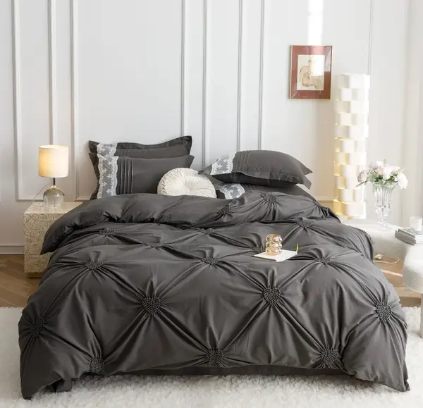 Lenjerie de Pat Premium, JOJO HOME, Finet Soft Touch, cu Inimioare din Pliuri Brodate, si Dantela Delicata, 6 Piese, Nesifonabila si Durabila, Gri inchis