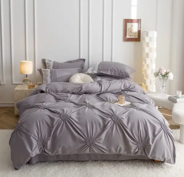 Lenjerie de Pat Premium, JOJO HOME, Finet Soft Touch, cu Inimioare din Pliuri Brodate, si Dantela Delicata, 6 Piese, Nesifonabila si Durabila, Gri deschis