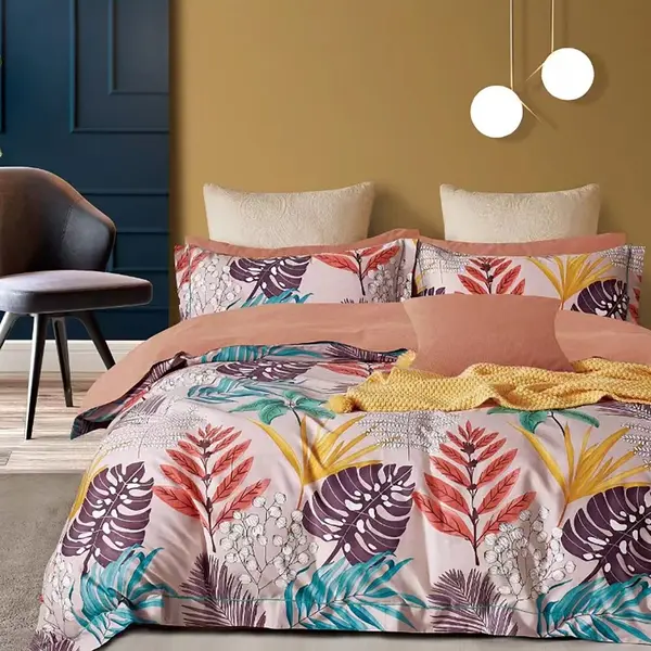 Lenjerie de pat Somnart Percale cu 4 piese, cearceaf pat clasic 240c x 260 cm, cearceaf pilota 200 x 230 cm si 2 fete perna 50 x 70 cm model pene colorate