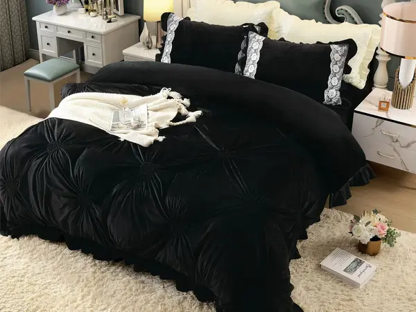 Lenjerie pat dublu, Catifea Deluxe, cu pliuri brodate, 4 piese, Jojo Home, Negru