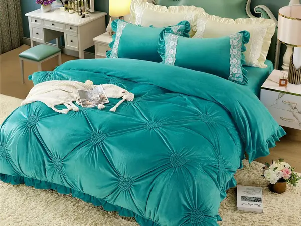 Lenjerie pat dublu, Catifea Deluxe, cu pliuri brodate, 4 piese, Jojo Home, Turquoise
