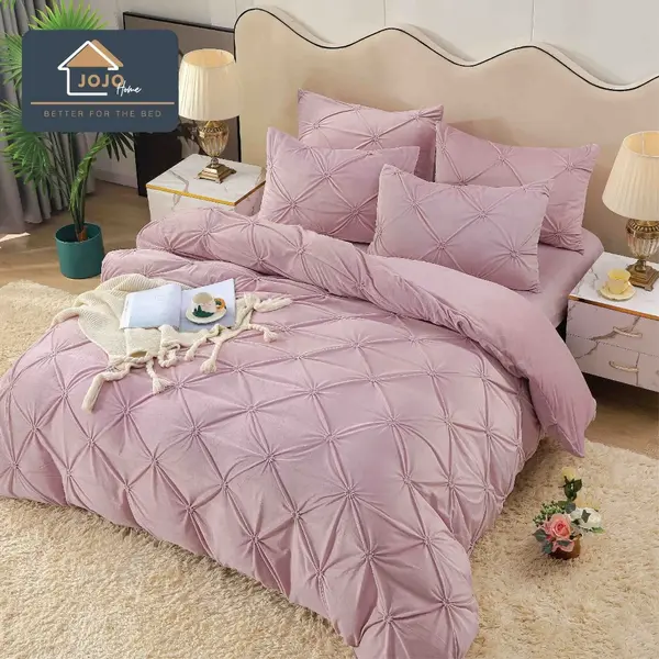 Lenjerie pat dublu, Catifea Deluxe, cu pliuri brodate, 4 piese, Jojo Home, Roz