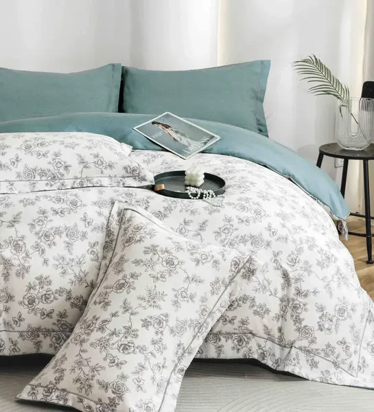 Lenjerie pat dublu, FINET DeLuxe, 6 piese, cu ELASTIC, Jojo Home, Cutie Eleganta, Alb, Bleu, Flori