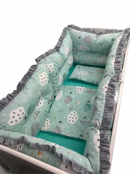 Lenjerie patut 120x60 cm cu 6 aparatori pufoase, cearsaf si paturica Nori cu luna vernil