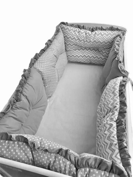 Lenjerie patut 120x60 cm cu 6 aparatori pufoase, cearsaf si paturica Zig zag buline gri