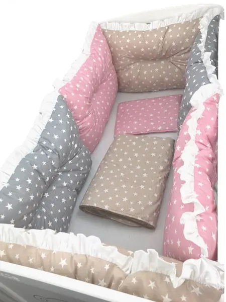 Lenjerie patut 120x60 cm cu 6 aparatori pufoase, cearsaf si paturica Stelute roz,bej si gri