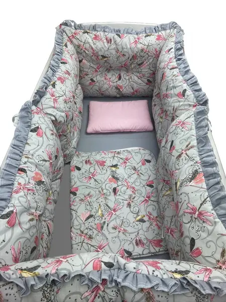 Lenjerie patut 120x60 cm cu 6 aparatori pufoase, cearsaf si paturica Libelule gri
