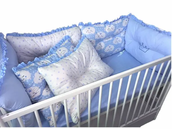 Lenjerie patut 120x60 cm cu 6 aparatori pufoase, cearsaf si paturica albastru - norisori - stelute
