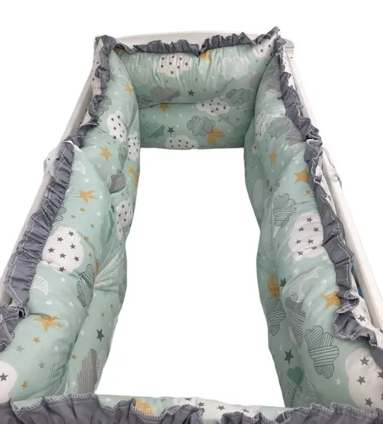 Lenjerie patut 140x70 cm cu 6 aparatori pufoase, cearsaf si paturica Nori cu luna vernil