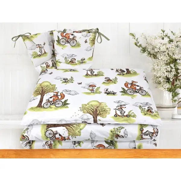 Lenjerie pentru patut Qmini Fox on bikes Natural cu 3 piese, 120x60 cm, protectie laterala, din bumbac