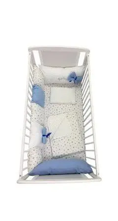 Lenjerie personalizata cu aparatori din 7 pernute pufoase Albastru stelute albastre pe alb 120x60 cm