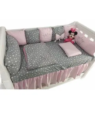 Lenjerie personalizata cu aparatori din 7 pernute pufoase Roz pal cu stelute pe gri 120x60 cm