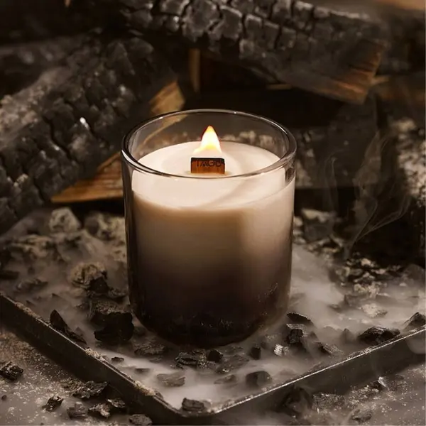 Lumanare parfumata cu miros de semineu si sunet trosnet de lemne TAGU Candleplace