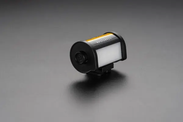 Lumină LED TTArtisan în stil vintage, design inspirat de film foto.