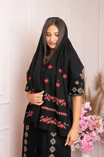 Marama traditionala neagra cu broderie florala rosie Amina 01