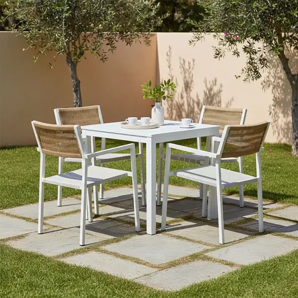 Masa de dining Savor-Kliton, set de 5 bucati, Pakoworld, alb, aluminiu si ratan in culoarea naturala, 80x80x74 cm. Masă de dining Savor-Kliton, set de 5 bucăți, Pakoworld, alb, aluminiu și ratan în culoarea naturală, 80x80x74 cm.