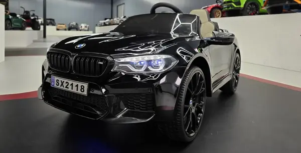 Masinuta electrica pentru copii BMW M5 Negru Metalic, 24V, suspensii, bluetooth, scaun reglabil, telecomanda 2.4G, roti EVA, 3 ani+, greutate admisa 30 kg