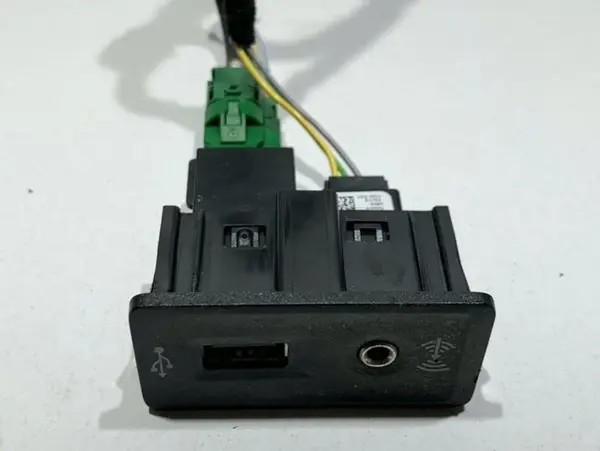 Modul / priza usb aux 5G0035222E Volkswagen Golf 7 (2012-2017) 1.6 tdi DCXA