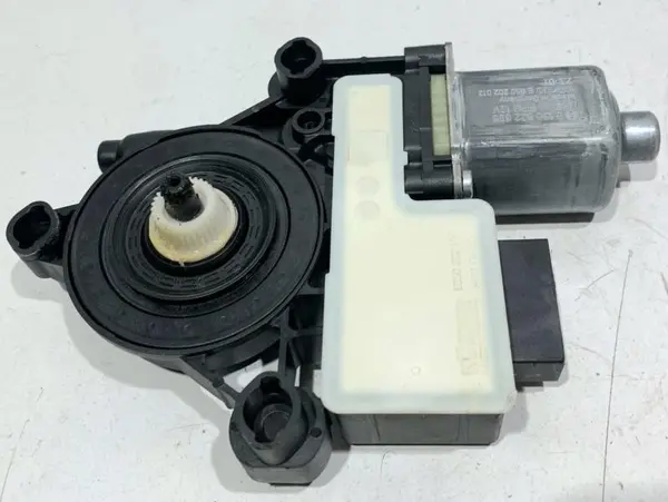 Motoras macara geam stanga spate 5Q0959407D Skoda Octavia 4 (2019-2024)
