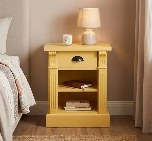 Noptiera cu 1 sertar si 1 polita, Colectia Directoire cu finisaj Sand Yellow