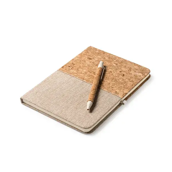 Notebook A5 cu coperta din pluta 80 file veline si pix cu mina albastra Notebook A5 cu coperta din pluta 80 file veline si pix cu mina albastra