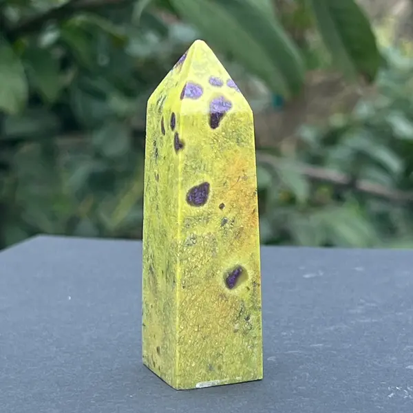 Obelisc atlantisit (stichtit, serpentin) model 4