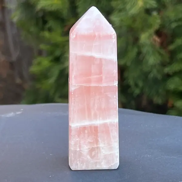 Obelisc calcit roz model 3