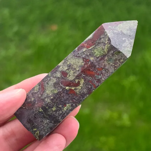 Obelisc mini piatra sangele dragonului (epidot&piedmontit) m5