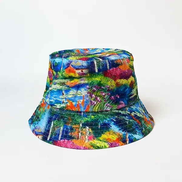 Palarie tip bucket unisex cu doua fete cu reproducere dupa un peisaj campenesc cu gradini inflorite