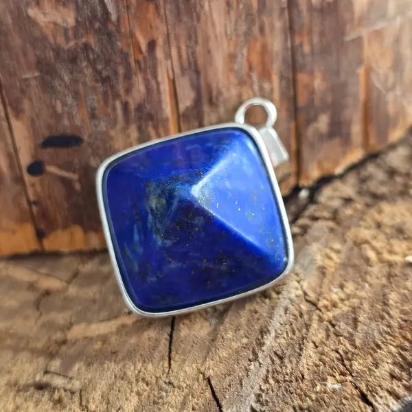 Pandantiv forma piramida lapis lazuli